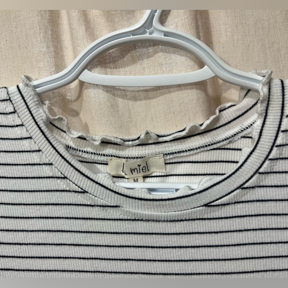 Ribbed white and black striped shirt, ruffle details - Picture 4 of 5